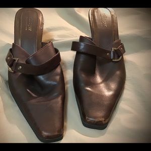 Comfortable “Villager” mules/clogs 🌹